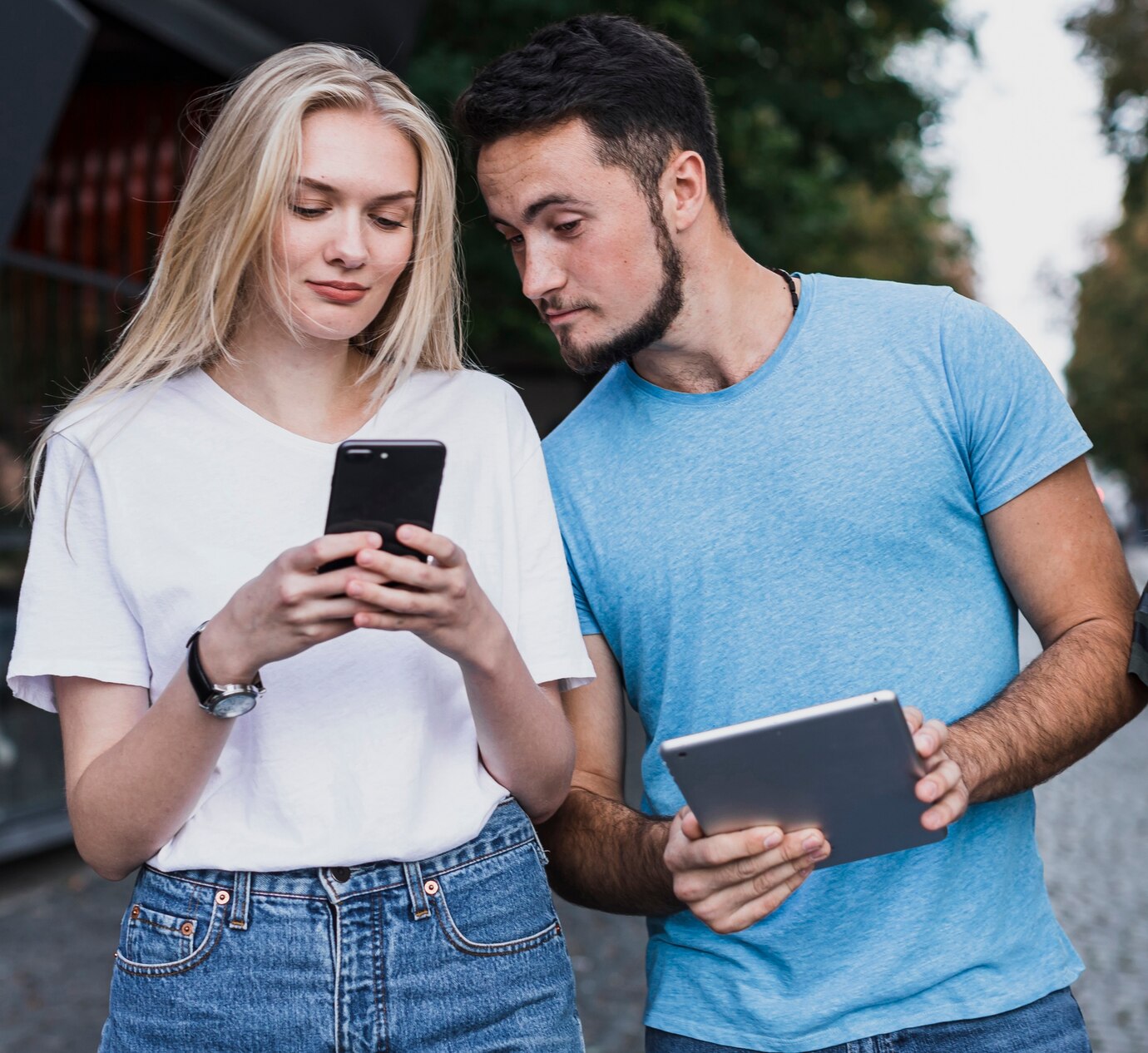 adolescentes tiro medio mirando telefono 23 2148317075